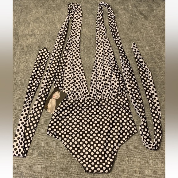 NWT Marilyn Monroe
Convertible One-Piece
Swimwear Size XL Black /White
Polka Dot - Picture 4 of 9